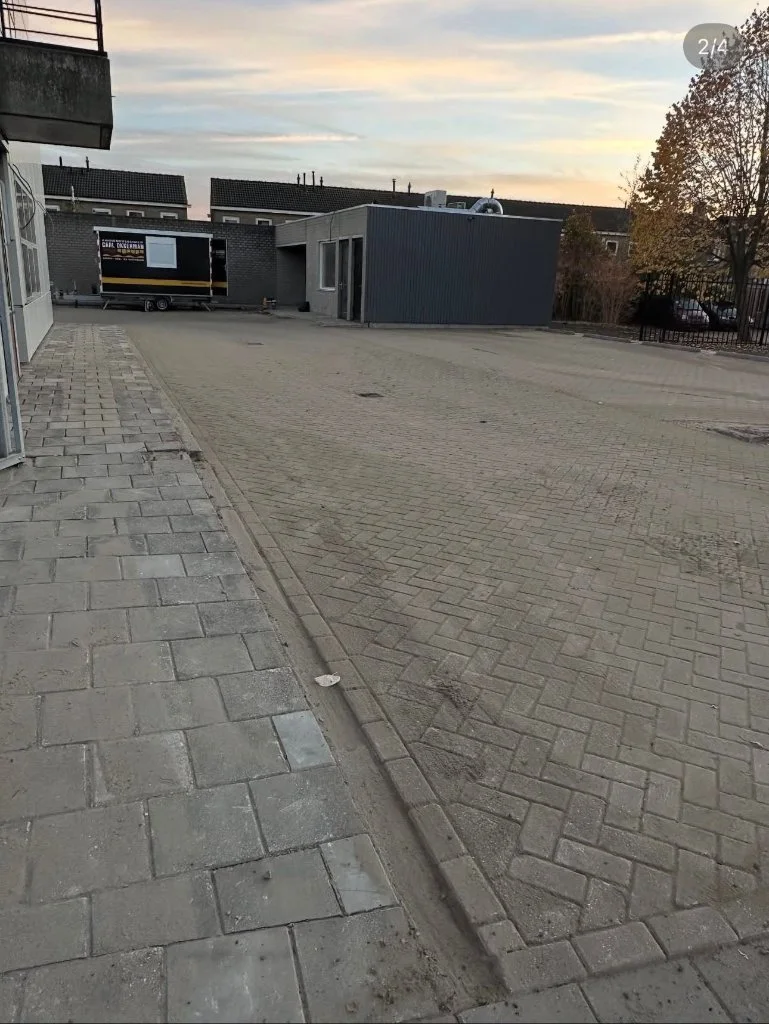 Klinkers op een bedrijfsterrein, gelegd door T.LAAN Bestrating