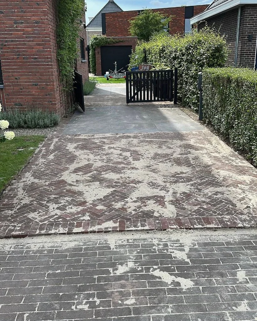 Oprit in klinkers bij een woning, gelegd door T.LAAN Bestrating