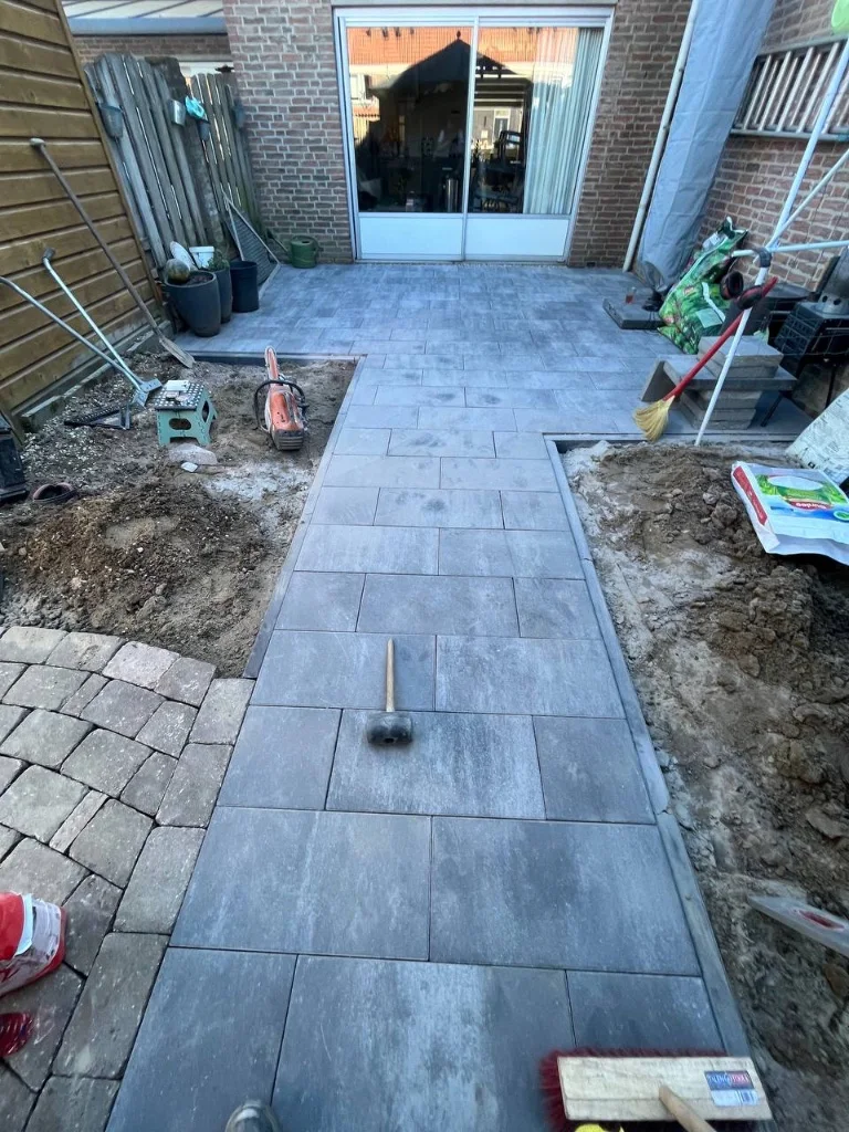 Terras in grote tegels, aangelegd door T.LAAN Bestrating