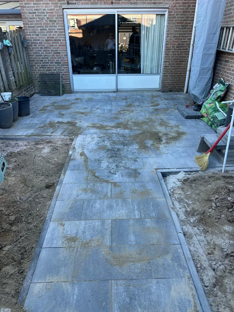 Tuinpad in tegels tijdens de aanleg